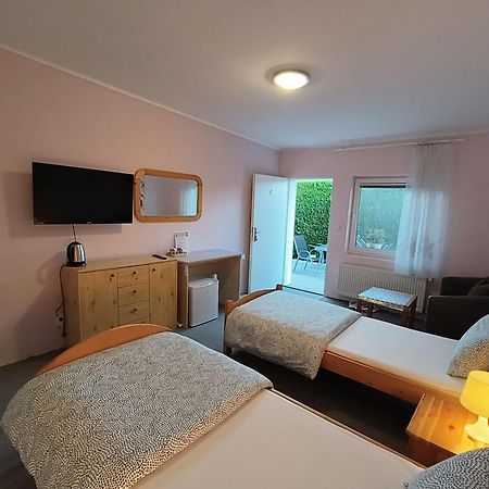 Cozy Room With Garden In ブラチスラヴァ エクステリア 写真