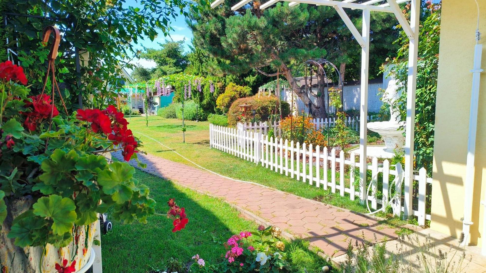 Cozy Room With Garden In ブラチスラヴァ エクステリア 写真